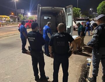 Jovem é morto a tiros na frente de casa