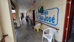 Aos 86 anos, analfabeta que vive em abrigo tem única renda bloqueada por dívida; MP reverte ação