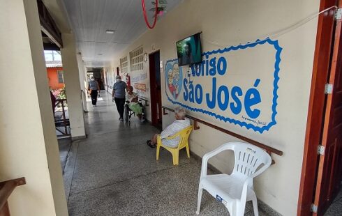 Aos 86 anos, analfabeta que vive em abrigo tem única renda bloqueada por dívida; MP reverte ação