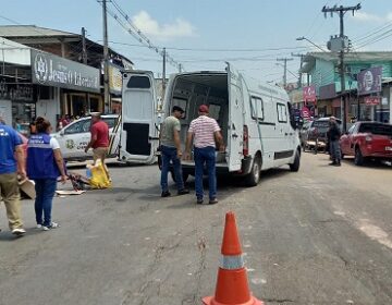 Idoso desvia de carro parado em ‘fila dupla’ e morre atropelado