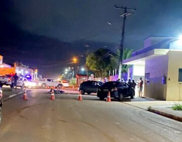 Motociclista morre em acidente na frente de residencial; motorista fugiu