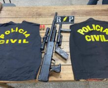 PM encontra armas e falsos coletes da Polícia Civil após tiroteio de facções