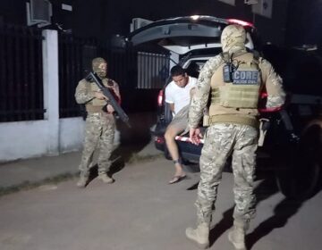 ‘Armeiro’ de facção é preso com pistola na cintura