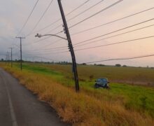 Carro bate em poste na estrada e provoca blecaute em município