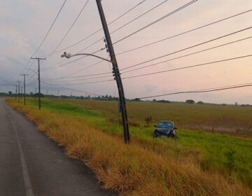 Carro bate em poste na estrada e provoca blecaute em município