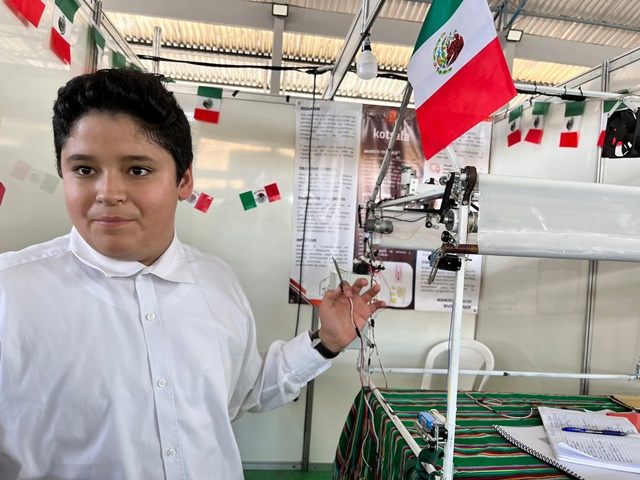 Adolescente mexicano apresenta ‘jardineiro eletrônico’ em Feira de Ciências