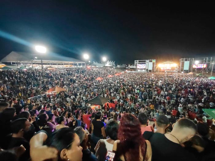 Com Gusttavo Lima, 1ª noite de Expofeira tem 200 mil visitantes