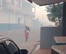 Incêndio em terreno causa pânico e evacuação de casas e escolas