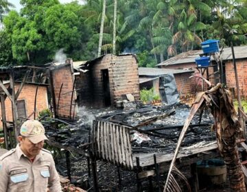 Vendedora que teve casa incendiada por conta de raio narra quando soube da tragédia