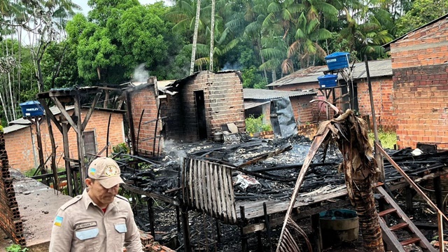 Vendedora que teve casa incendiada por conta de raio narra quando soube da tragédia