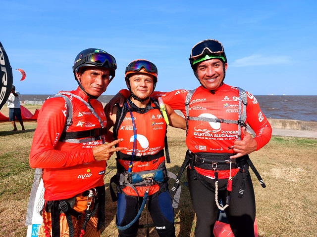 Amapaenses buscam o recorde mundial de kitesurf no litoral brasileiro