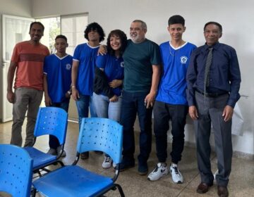 Professor veterano comemora medalha de alunos nas Olimpíadas de Matemática