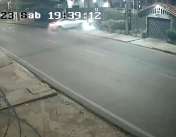 Adolescentes ficam feridos após carro em alta velocidade bater em árvore