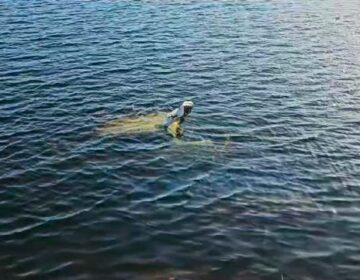 Carro capota, mergulha em rio e deixa 1 morto