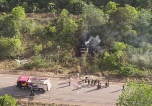 acidente-capotamento-caminhão-exército–(2)