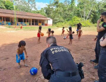 Ação voluntária da PF leva lazer a crianças waiãpi