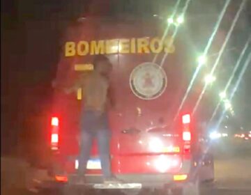 Homem sobe em ambulância após show e provoca confusão