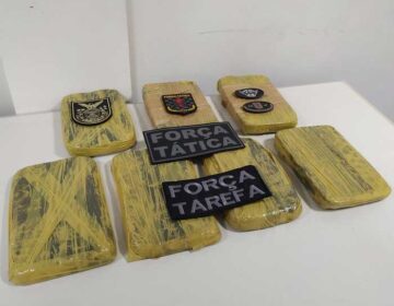 Atrás de assaltantes, polícia acha 2 homens com 7kg de crack