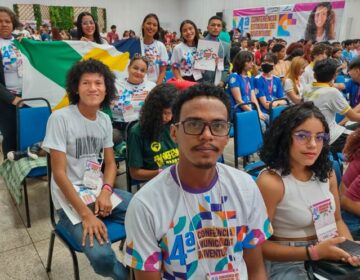Jovens demonstram preocupação com saúde mental e emprego durante conferência