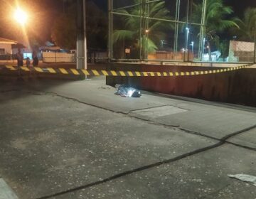 Jovem é morto a tiros em praça após marcar encontro com amigo pelo celular