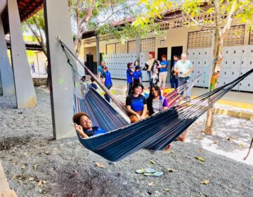 Escola inova e implanta redário para descanso e lazer dos alunos
