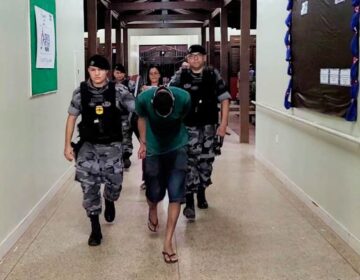 Bandido em fuga invade escola e faz aluna refém