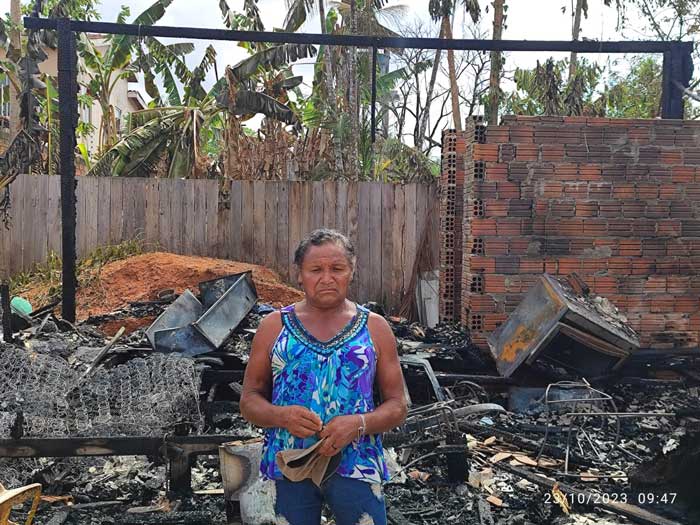 Travesti popular de Santana que teve a casa destruída por incêndio faz apelo
