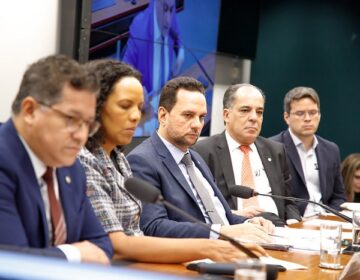 Audiência pública discute altos preços de passagens aéreas