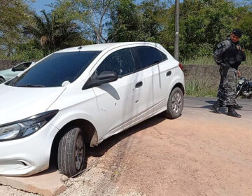 Motorista de aplicativo é baleado dentro do carro