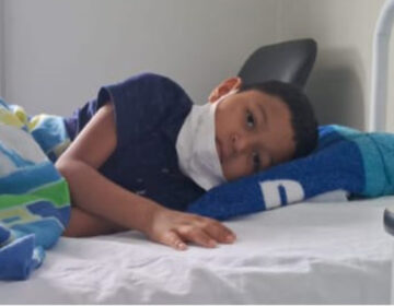 Longe de casa, menino com leucemia e mãe precisam de ajuda para se manter