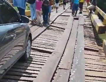 Motorista e moradores se arriscam em ponte danificada por caminhão