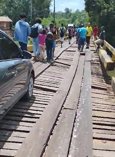 Motorista e moradores se arriscam em ponte danificada por caminhão