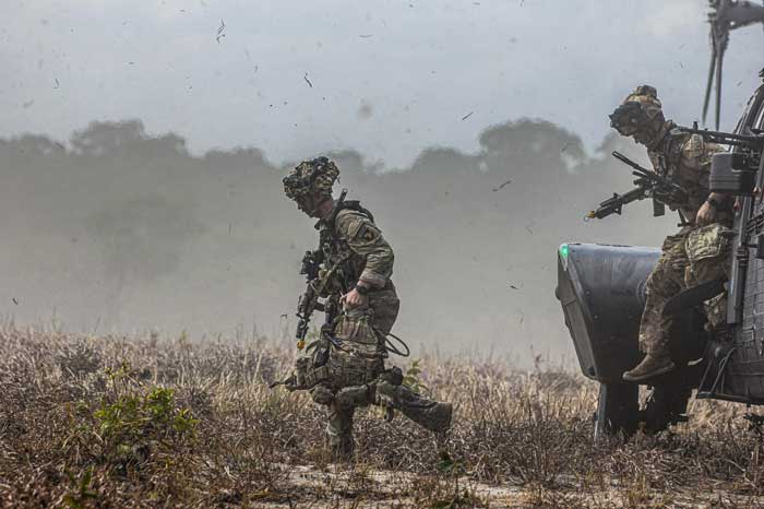 Militares fazem guerra simulada e resgate aéreo de feridos no Amapá