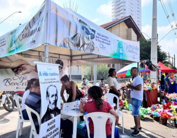 Voluntários transmitem mensagens de consolo em frente aos cemitérios