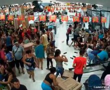 Em black friday, multidão invade loja, quebra portas, vitrines e deixa feridos