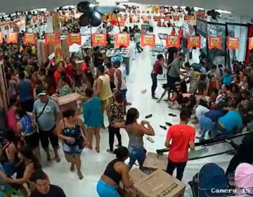Em black friday, multidão invade loja, quebra portas, vitrines e deixa feridos
