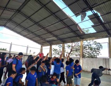 Com quadra interditada e 2 banheiros quebrados, alunos do Lauro Chaves pedem socorro