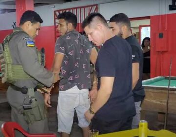 Homem urina e defeca no rosto da ex-esposa e tenta matá-la afogada