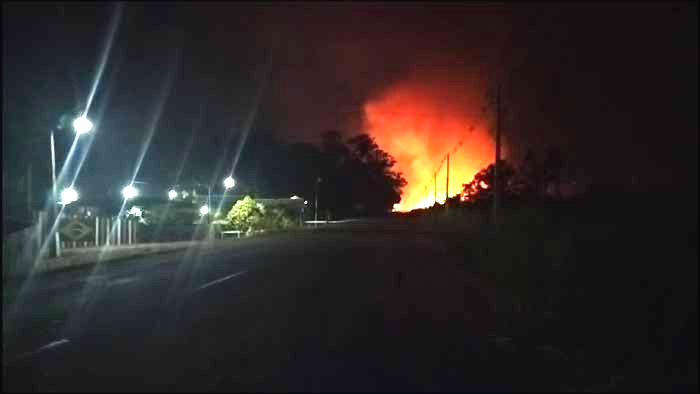 Incêndio causado por queima de entulho quase atinge casa em área rural