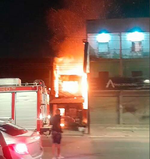 Incêndio destrói empresa de eventos e gera pânico no Centro de Macapá