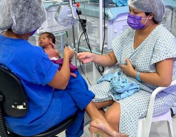 Profissionais de Santana estimulam mães a cuidar dos bebês prematuros na UTI