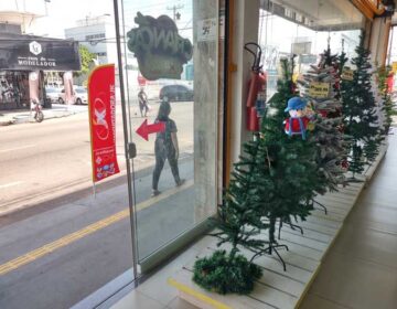 Vitrines assumem clima natalino e ofertas começam a surgir no comércio de Macapá