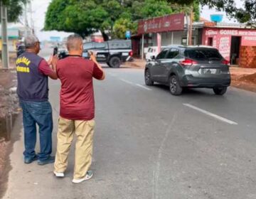 Esposa perseguiu e descarregou pistola em carro com marido e amiga