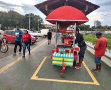 Ambulantes credenciados começam a atuar no trapiche, agora organizado