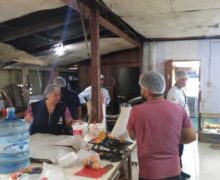Panificadora com alimentos estragados e esgoto aberto é interditada