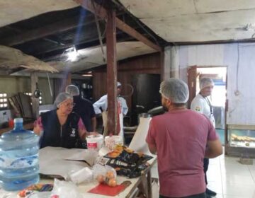 Panificadora com alimentos estragados e esgoto aberto é interditada
