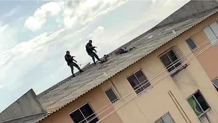 Dupla é encurralada pela polícia em telhado de prédio em habitacional