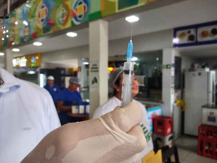 Vacinação contra covid e gripe ocorre na zona norte neste sábado