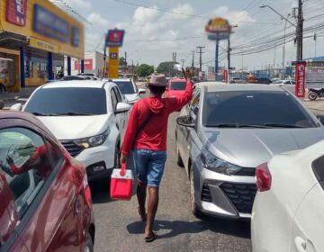 No calor, ambulantes driblam desemprego matando a sede de motoristas