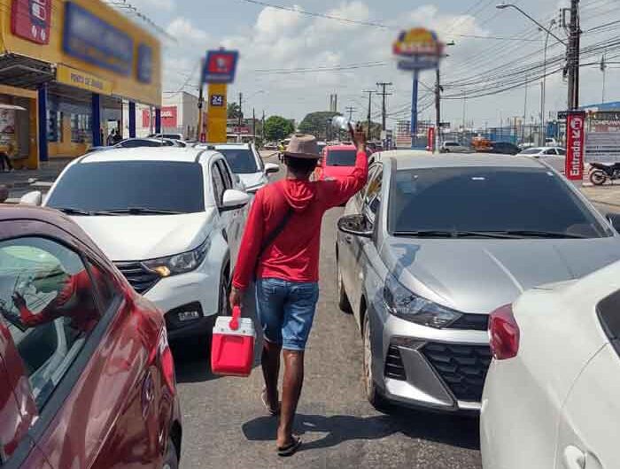 No calor, ambulantes driblam desemprego matando a sede de motoristas